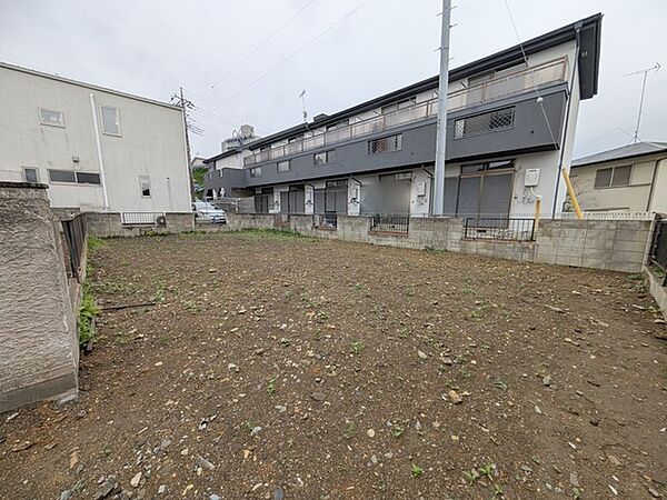 車通りの少ない閑静な住宅地、のびのびした子育てに適します。