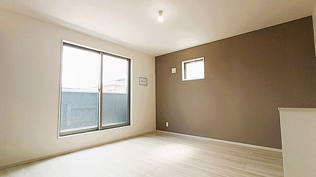 ベースカラーと異なった配色の壁紙を使用。ちょっとお部屋の雰囲気が変わります。 