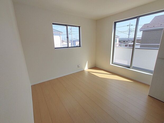 バルコニーからはたっぷりと太陽の光が舞い込みます。