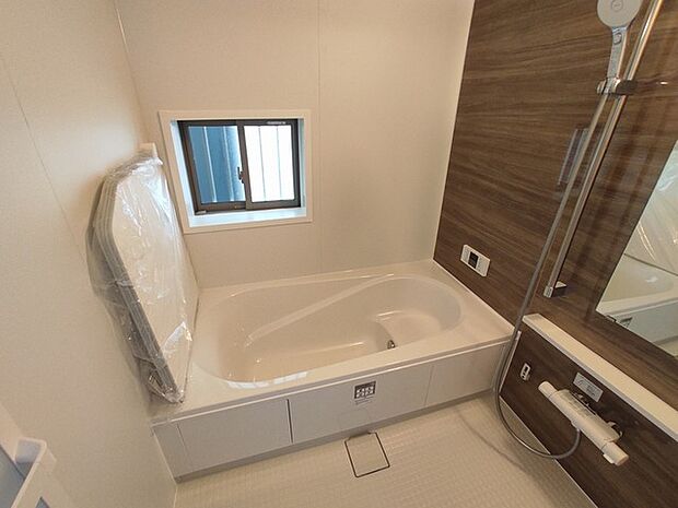 広々1坪タイプのゆったり浴室ユニットは半身浴もゆっくり楽しめるベンチバス仕様。防カビ・抗菌素材なのもうれしい。 