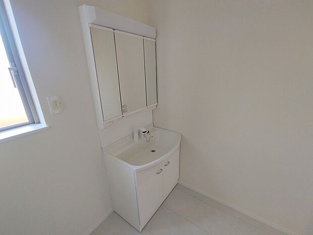 三面鏡を採用した洗面化粧台。鏡の裏にも収納スペースがあります。 