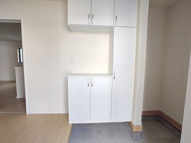 玄関を開けたらシューズボックス、使いやすい配置です。 