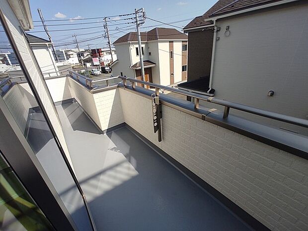 らくらくお洗濯を助ける広いバルコニー。 