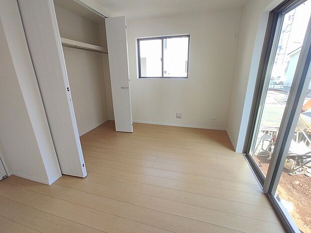 たっぷりの陽光と、心地よい風が舞い込みます。