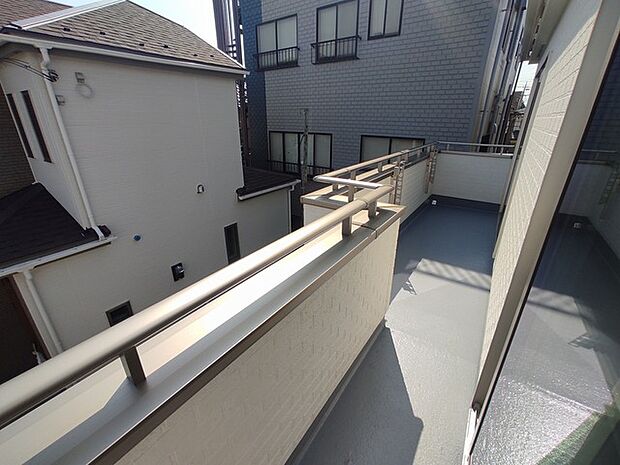 前面の住まいとの距離感があるから、圧迫感を感じません。