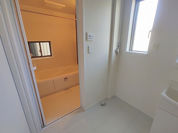 お風呂に入る前、心も体もふっと一息つける「静けさの入り口」。