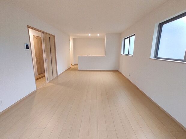 リビング空間とダイニング空間とか使い分けやすい間取り配置。対面式でキッチン立つ人の視界も良好です。 