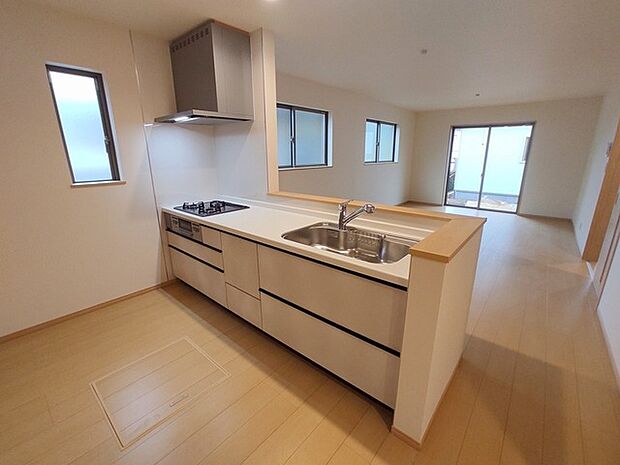 カウンターからはリビングが広く見渡せ、ご家族とのコミュニケーションも弾みます。