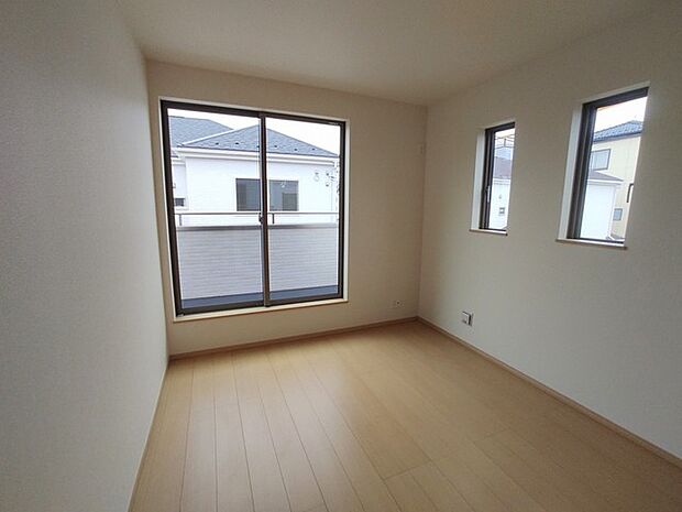 広々バルコニーから、たっぷり太陽の恵みが得られます。 