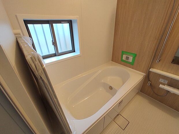 広々1坪タイプのゆったり浴室ユニットは半身浴もゆっくり楽しめるベンチバス仕様。防カビ・抗菌素材なのもうれしい。