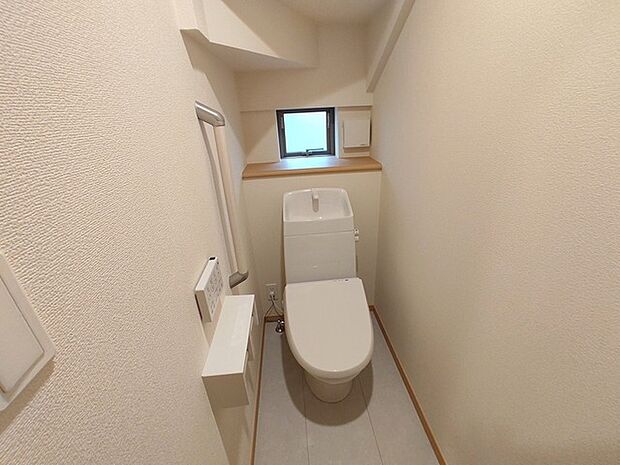 気持ちいいウォシュレット機能。お掃除らくらく。便座脇の操作盤をなくした、リモコンタイプのお手洗い。