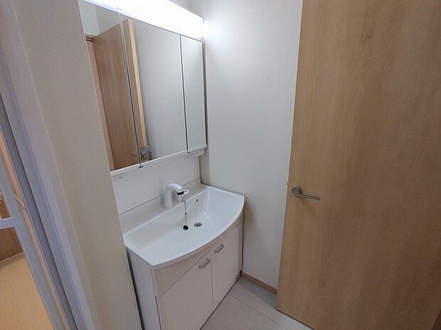 三面鏡を採用した洗面化粧台。鏡の裏にも収納スペースがあります。