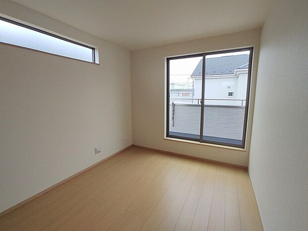 広々バルコニーから、たっぷり太陽の恵みが得られます。 