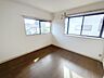 子供部屋：木漏れ日が優しく室内に広がる、穏やかな空間、 