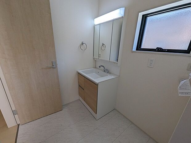 たっぷりの収納を設けたシャワー付洗面台で快適な暮らし。 