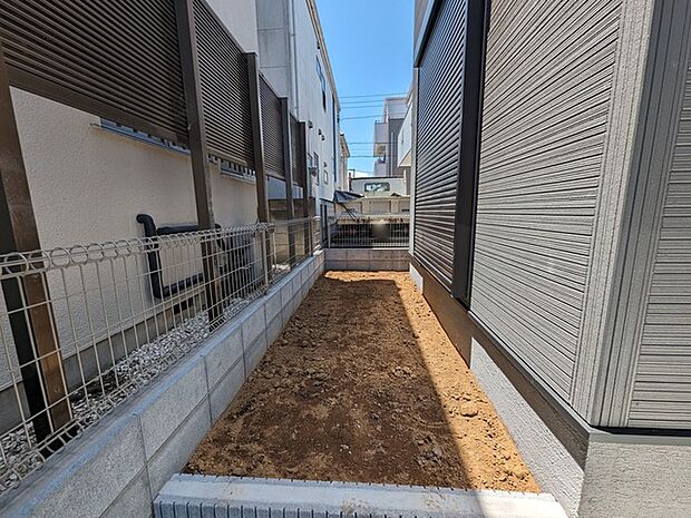 季節のお花を少し楽しむのにちょうどいいサイズのお庭です。 