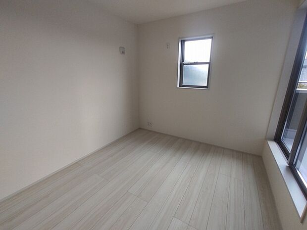 今からここを誰のお部屋にしようか、そんな洋室。 