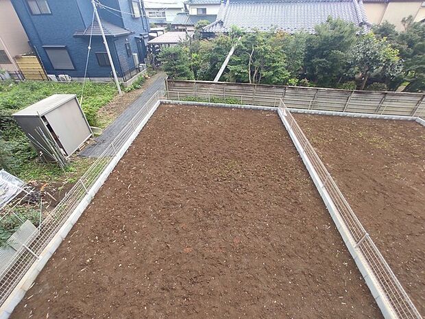 車通りの少ない閑静な住宅地、のびのびした子育てに適します。 