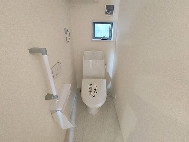 注目度の高いお手洗い。ちゃんとウォシュレット機能ついてます。
