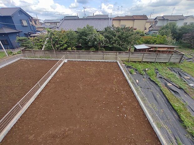 低層住居専用地域ならではのベランダの光景。辺りには高い建物がありません。