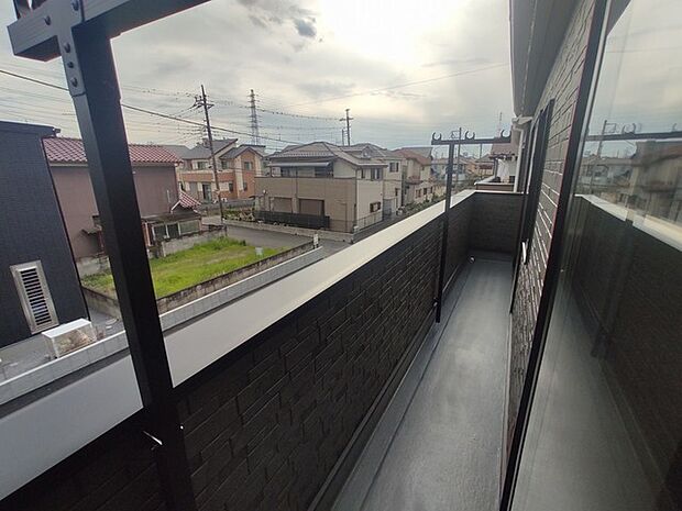 前面の住まいとの距離感があるから、圧迫感を感じません。 