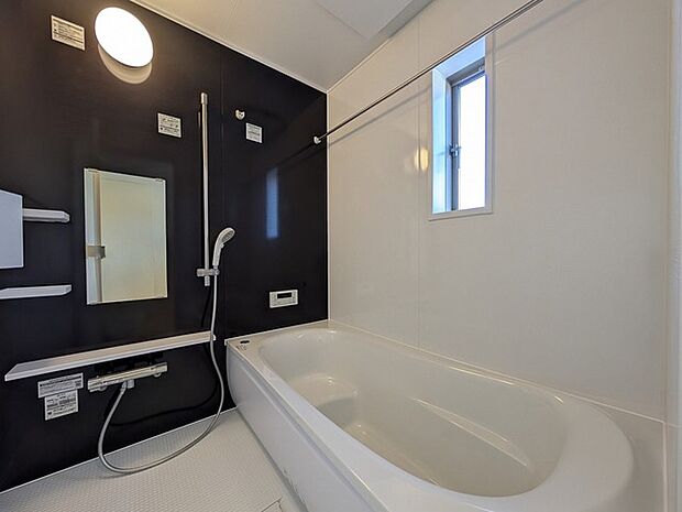 広々1坪タイプのゆったり浴室ユニットは半身浴もゆっくり楽しめるベンチバス仕様。防カビ・抗菌素材なのもうれしい。