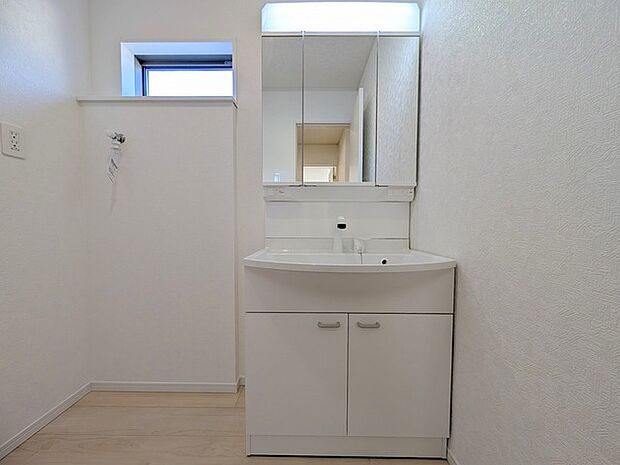 収納豊富な三面鏡付洗面化粧台。水回りのあれこれがキレイに収まりそうですね。