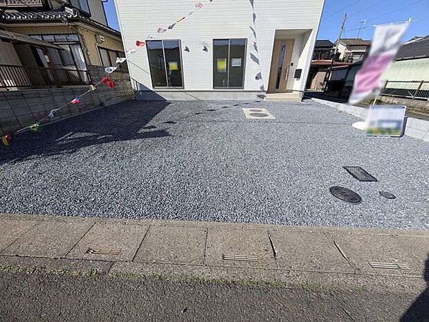 並列3台駐車可能な、ゆとりのカースペースがここに。