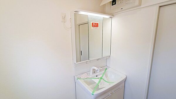 お出かけ前の身だしなみに一歩差がつく三面鏡。