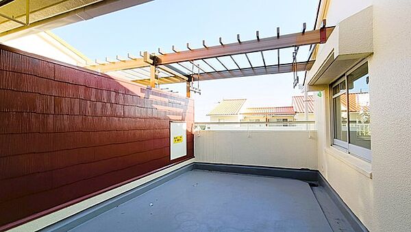 空との調和を感じる、開放的で風通しの良いルーフバルコニー。