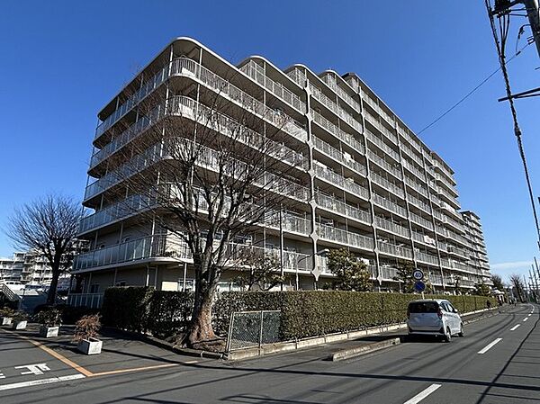 タイル張りの荘厳な外観は、マンションならでは。