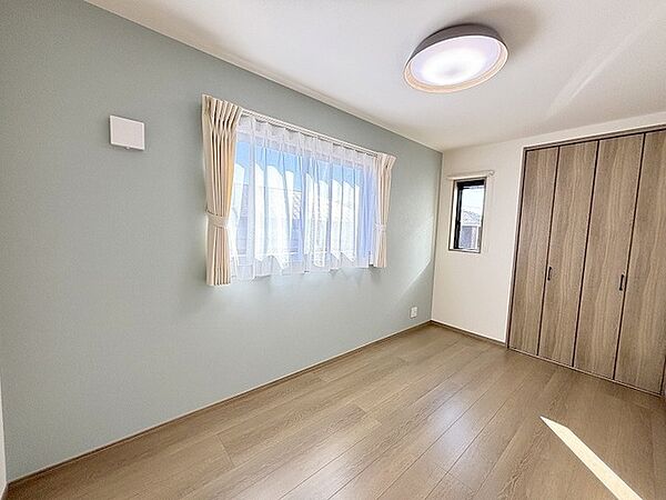 新築の木の匂いのする室内。写真では伝わらないので、ぜひ現地でお確かめください。