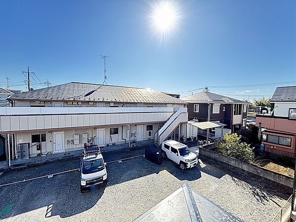 低層住居専用地域ならではのベランダの光景。辺りには高い建物がありません。