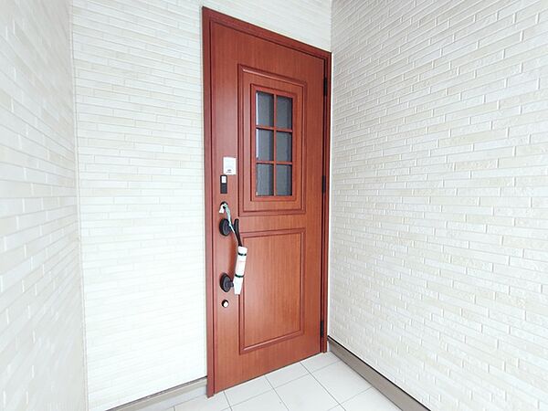 この扉を開けると、新築の木の匂いが待ってます。