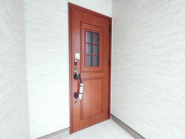 この扉を開けると、新築の木の匂いが待ってます。 