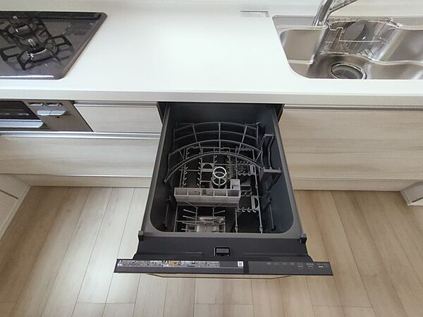 省エネ ・ 衛生的な食器洗乾燥機付。