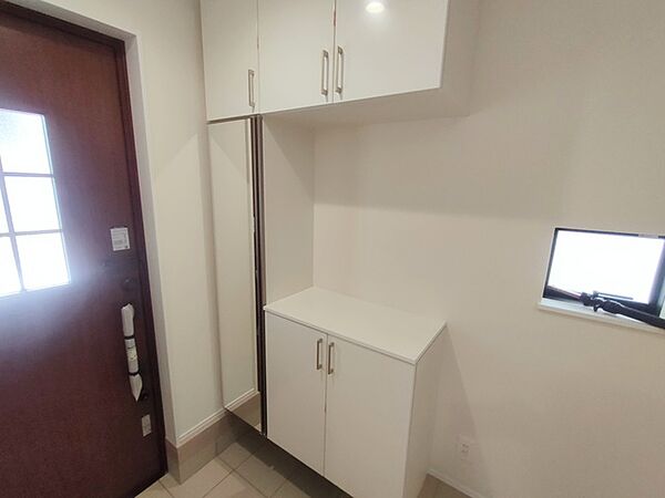 シンプルなデザインの玄関収納。