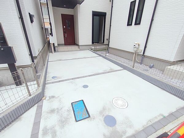 マイカースペースを1台分確保。現地で車幅と共にご確認ください。