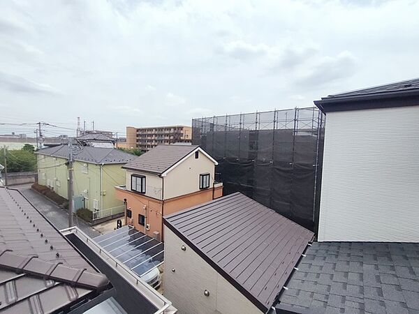 住宅街の中の一戸建て、あたりはほとんど住宅です。