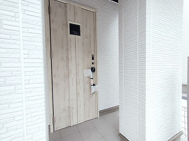 この扉を開けると、新築の木の匂いが待ってます。