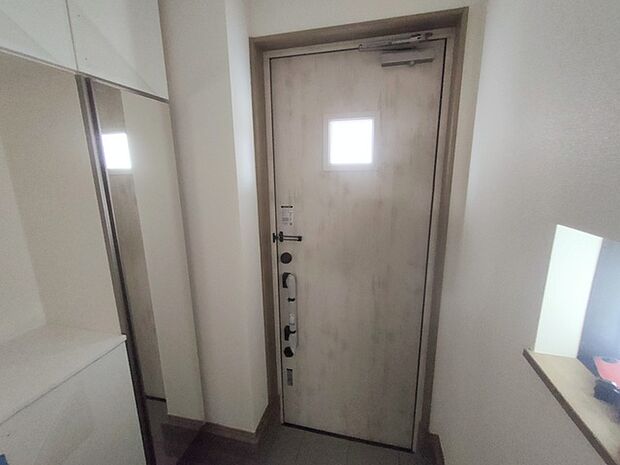 新築の木の匂いのする室内。写真では伝わらないので、ぜひ現地でお確かめください。