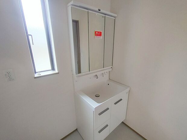 お出かけ前の身だしなみに一歩差がつく三面鏡。