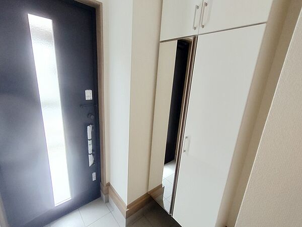 シンプルなデザインの玄関収納。