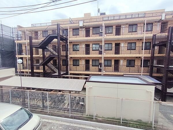 あたりには住宅を中心とした建物が広がります。