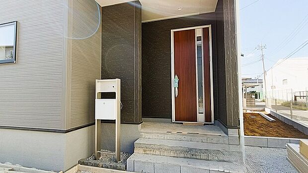 ポーチのついた新築分譲物件。玄関の印象はいかがでしょうか？入口からご覧ください。 