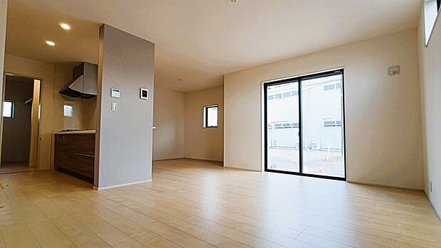 リビング空間とダイニング空間とか使い分けやすい間取り配置。対面式でキッチン立つ人の視界も良好です。 