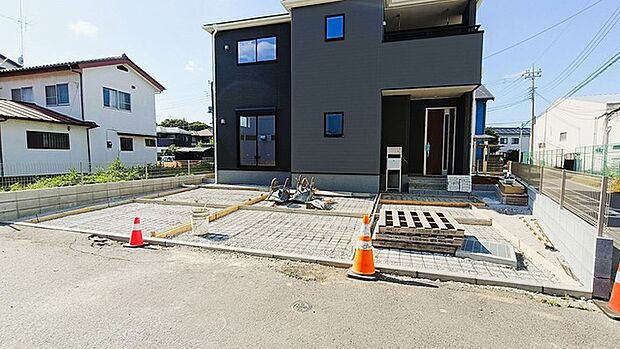 並列2台駐車可能な、ゆとりのカースペースがここに。 