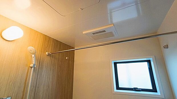 バスユニット1坪タイプ、浴室乾燥機、手すり付き。 