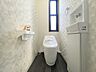 トイレ：新しくお住まいになる方のことを考えて、トイレも新品に交換しました。 