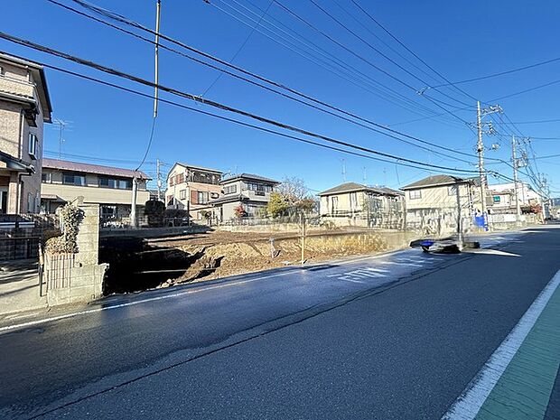 駐車が苦手な方にも嬉しい、前面7ｍ道路に面した住まい。 